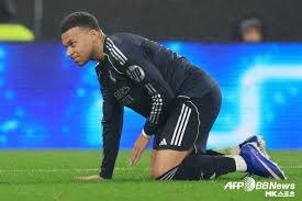 为什么球员在关键失误后会习惯性整理帽子来重置心理状态